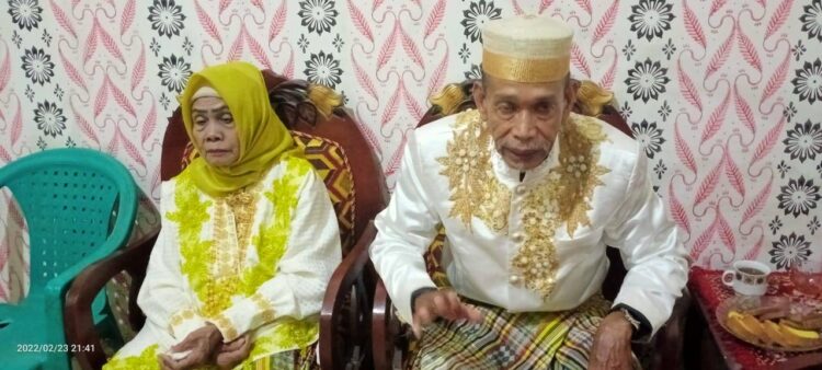 Viral… ! Pernikahan Kakek dan Nenek di Bone