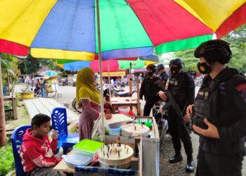 Kasus Covid Indonesia Melonjak, Brimob Bone Masiv Imbau Warga Taat Prokes