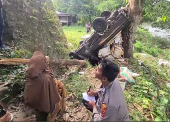 Hilang Kendali, Mobil Open Kap Terjun Bebas Dari Jembatan