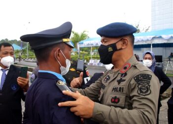 Tak Didampingi Orang Tua, Danyon Brimob Semangati Seorang Taruna Poltek KP Saat Upacara Pelantikan