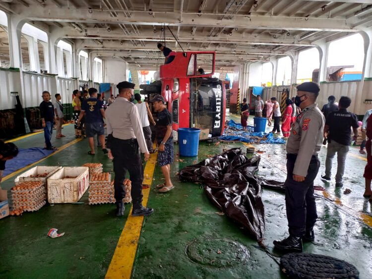 Dihantam Ombak Besar, 2 Truk Terbalik di KMP Raja Dilaut