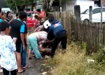 VIral…!!! 2 Perempuan Adu Kekuatan di Pinggir Jalan