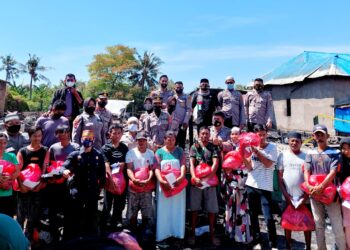 Satpam Bone dan Sat Binmas Polres Bone Beri Bantuan Korban Kebakaran Panyula