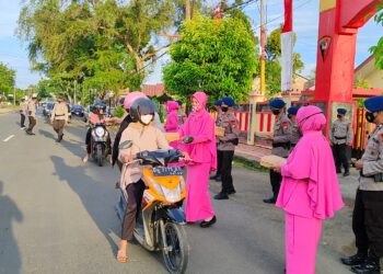 Brimob Bone Bagi-Bagi Takjil Kepada Pengendara