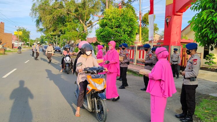 Brimob Bone Bagi-Bagi Takjil Kepada Pengendara