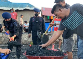 Brimob Bone Bersihkan Puing-puing Kebakaran 14 Unit Rumah di Panyula