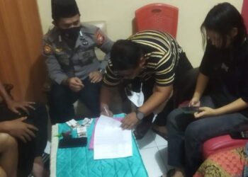 2 Gadis Ngamuk, Obrak Abrik Lapak Tantenya