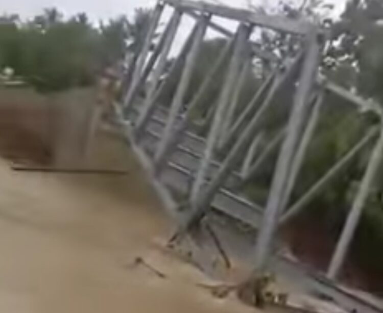 Belum Difungsikan Jembatan di Bone Ambruk Diterjang Banjir