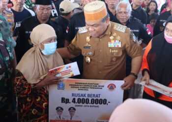 Bupati Bone Serahkan Bantuan ke Korban Puting Beliung di Bajoe