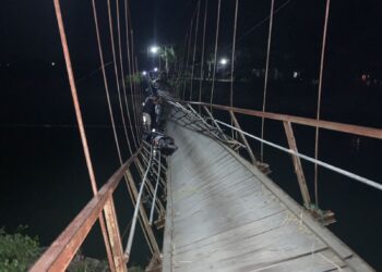 Tali Jembatan Putus, Puluhan Warga Jatuh ke Sungai