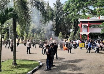Aksi Tolak BBM di DPRD Bone Sempat Ricuh