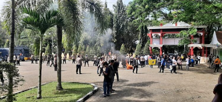 Aksi Tolak BBM di DPRD Bone Sempat Ricuh