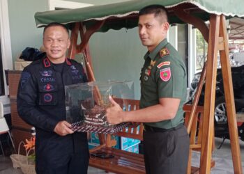 Dandim beri Kue Ulang Tahun, Danyon Brimob Bone Terpaku