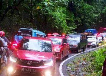 Poros Bone – Makassar Semakin Macet Jelang Ramadhan, Polres Bone Himbau Gunakan Jalur Alternatif