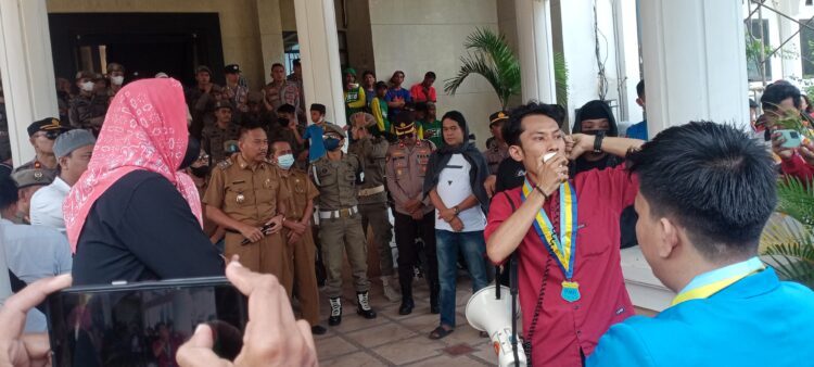 Di Depan Mahasiswa, Ambo Dalle Bertegas Akan Beri Sanksi Pihak RSUD Tenriawaru Bone