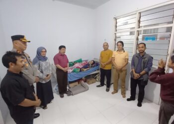 Kabag Ops Polres Bone Besuk Petugas KPPS Di Puskesmas