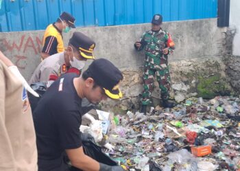 Beri Motivasi Warga, Bupati Bone Pimpin ” Gerakan 3000 Karung Sampah ” Di Kampung Bajo