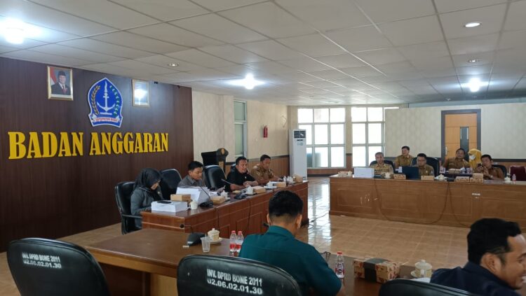 Lampu Jalan Solar Cell Jadi Notulen Banggar DPRD Bone Sepakati Ranperda Perubahan APBD 2025